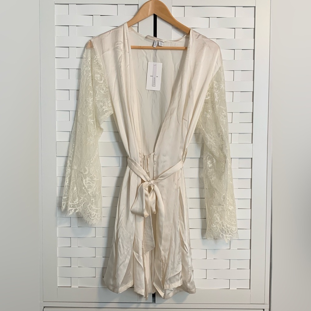 👰‍♀️ NORDSTROM LACE ROBE 👰‍♀️ - Picture 2 of 6